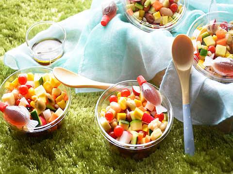 スプーンで食べるカップサラダ