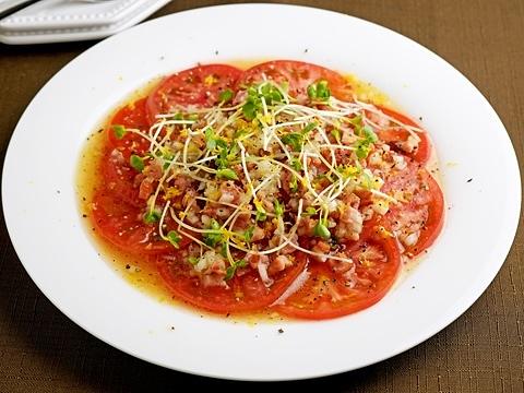 冷やしトマトのオニオンベーコンドレッシングがけ