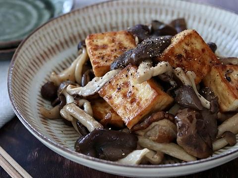 三種のきのこと厚揚げのこんがりガーリックバター焼き