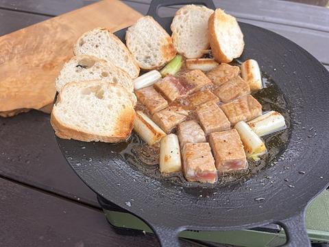 ネギとまぐろのネギマ黒アヒージョ