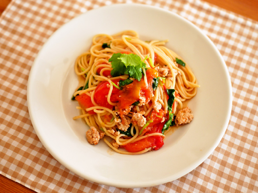 ■鶏ひき肉とトマト、三つ葉のスパゲティ