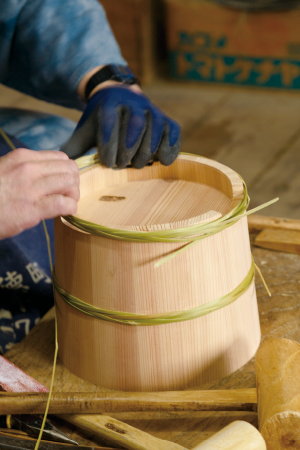 竹のタガを小気味よくトントンと締める、熟練の技