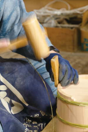 竹のタガを小気味よくトントンと締める、熟練の技